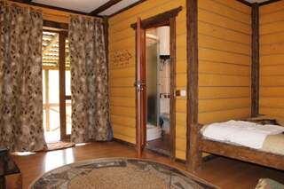 Лоджи Sadyba Gutsulska Pisnya Lodge Микуличин Четырехместный номер-8